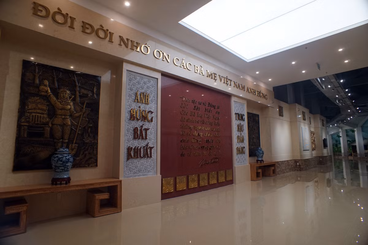 Bên trong khối tượng là khu bảo tàng với diện tích 400 m2, gồm phòng trưng bày, phòng bảo quản và nơi ghi danh hơn 50.000 Bà Mẹ Việt Nam anh hùng. Các gian bảo tàng giới thiệu nhiều hình ảnh, hiện vật tái hiện cuộc đời, sự cống hiến cao cả của các Mẹ với Tổ quốc.