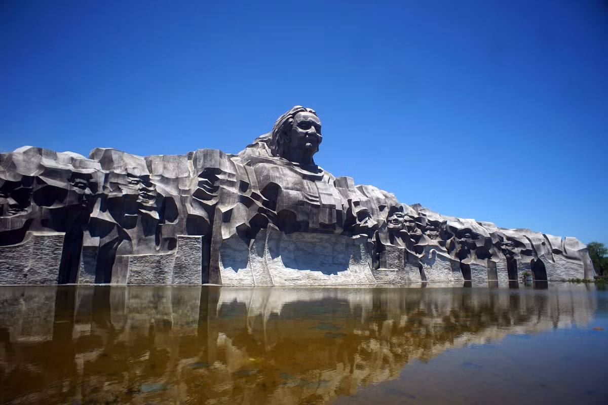 Tượng đài Bà mẹ Việt Nam anh hùng tọa lạc trong khuôn viên có tổng diện tích 15 ha. Trung tâm quần thể kiến trúc là tượng đài Mẹ Việt Nam anh hùng Nguyễn Thị Thứ (1904-2010) làm bằng chất liệu đá sa thạch, mang hình cánh cung dài trên 100 mét. Hai bên cánh cung tạc hình 11 người con của Mẹ Thứ đã mất trong hai cuộc kháng chiến chống Pháp và chống Mỹ của dân tộc.