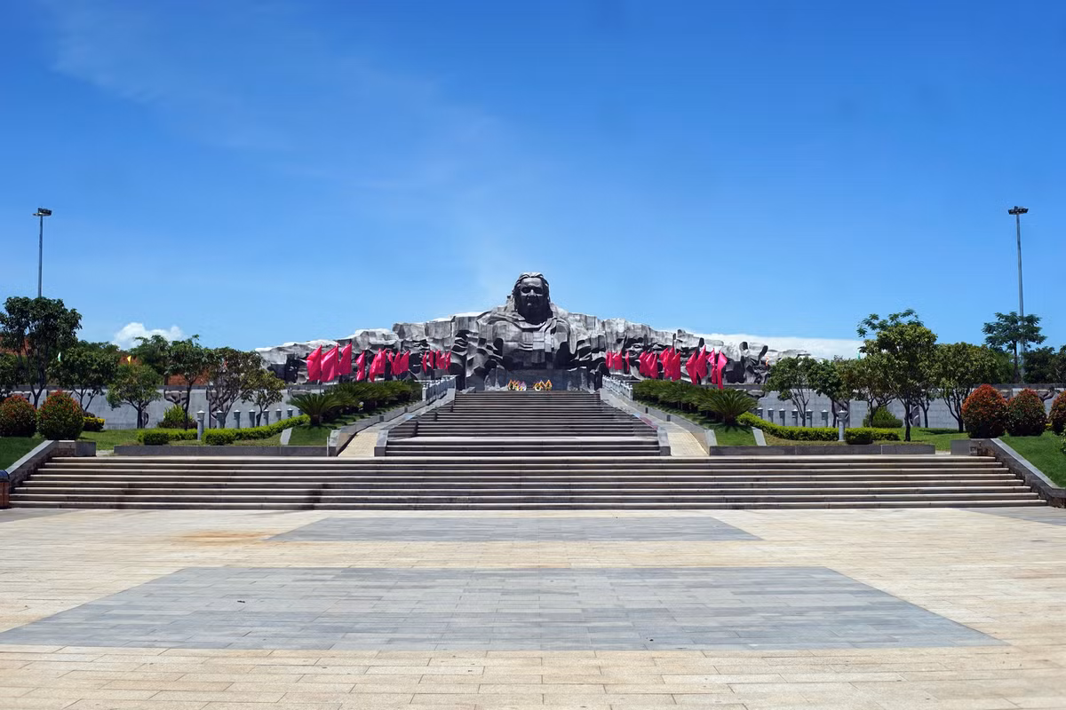 3. Nằm trên núi Cấm thuộc địa phận xã Tam Phú, thành phố Tam Kỳ, tỉnh Quảng Nam, Tượng đài Bà mẹ Việt Nam anh hùng được xây dựng từ năm 2009-2015 để khắc ghi công lao của người phụ nữ Việt Nam trong công cuộc bảo vệ Tổ quốc. Lịch sử của công trình bắt đầu vào năm 2004, khi lãnh đạo Đài Tiếng nói Việt Nam thực hiện cuộc vận động xây dựng Tượng đài Bà mẹ Việt Nam anh hùng trong các tầng lớp nhân dân và cơ quan đoàn thể. Địa phương xây tượng đài là tỉnh Quảng Nam, tỉnh có nhiều Bà mẹ Việt Nam anh hùng nhất với 11.234 người.