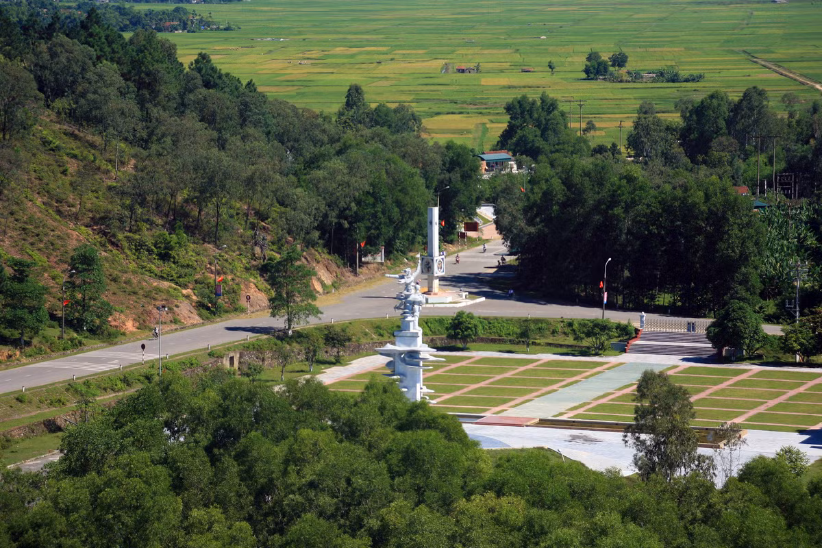 Chiều ngày 24/7/1968, các cô được lệnh trọng điểm ở khu vực địch vừa thả bom để san lấp hố bom sửa chữa đường, kết hợp sửa chữa hầm trú ẩn khơi sâu rãnh thoát nước ở đoạn đường độc đạo để nhanh chóng thông đường cho xe qua. Bỗng một tốp máy bay phản lực từ hướng Bắc vào Nam vượt qua trọng điểm. Tất cả các cô nhanh chóng nằm rạp xuống đường. Hết tiếng máy bay các cô lại nhanh chóng trở lại làm việc. Bất ngờ tốp máy bay phản lực của địch quay lại thả một loạt bom trúng căn hầm các cô vừa vào trú ẩn.