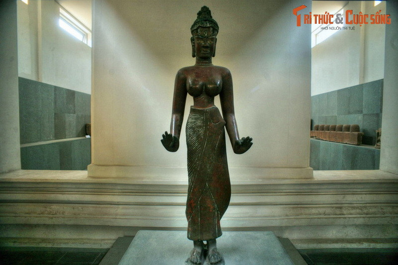 Bảo vật quốc gia - Tượng nữ thần Tara, văn hóa Chăm, có niên đại vào thế kỷ 9. Hiện vật của Bảo tàng Điêu khắc Chăm Đà Nẵng.