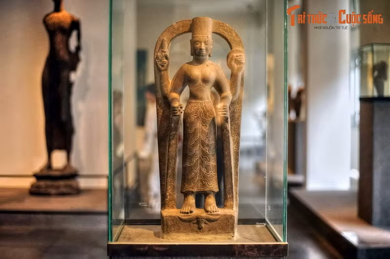 Bảo vật quốc gia - Tượng nữ thần Durga, văn hóa Óc Eo, có niên đại vào khoảng thế kỷ 7 - 8. Hiện vật của Bảo tàng Lịch sử TP HCM.