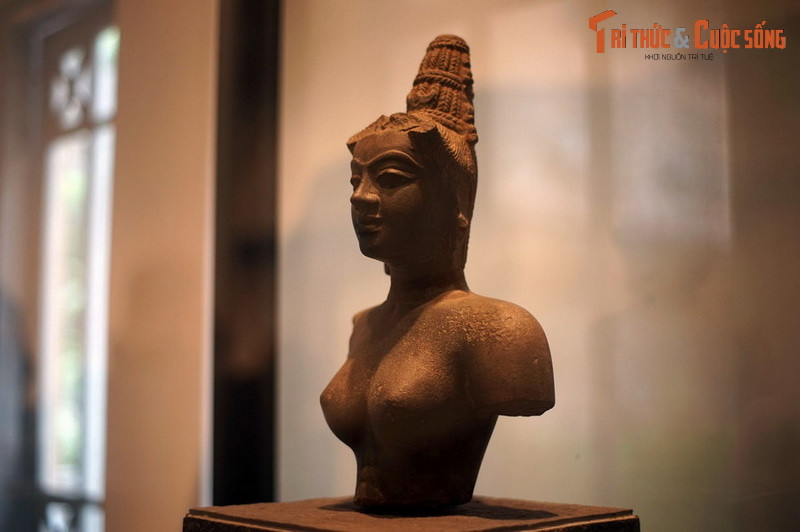 Bảo vật quốc gia - Tượng nữ thần Devi, văn hóa Chăm, có niên đại vào thế kỷ 9. Hiện vật của Bảo tàng Lịch sử TP HCM.