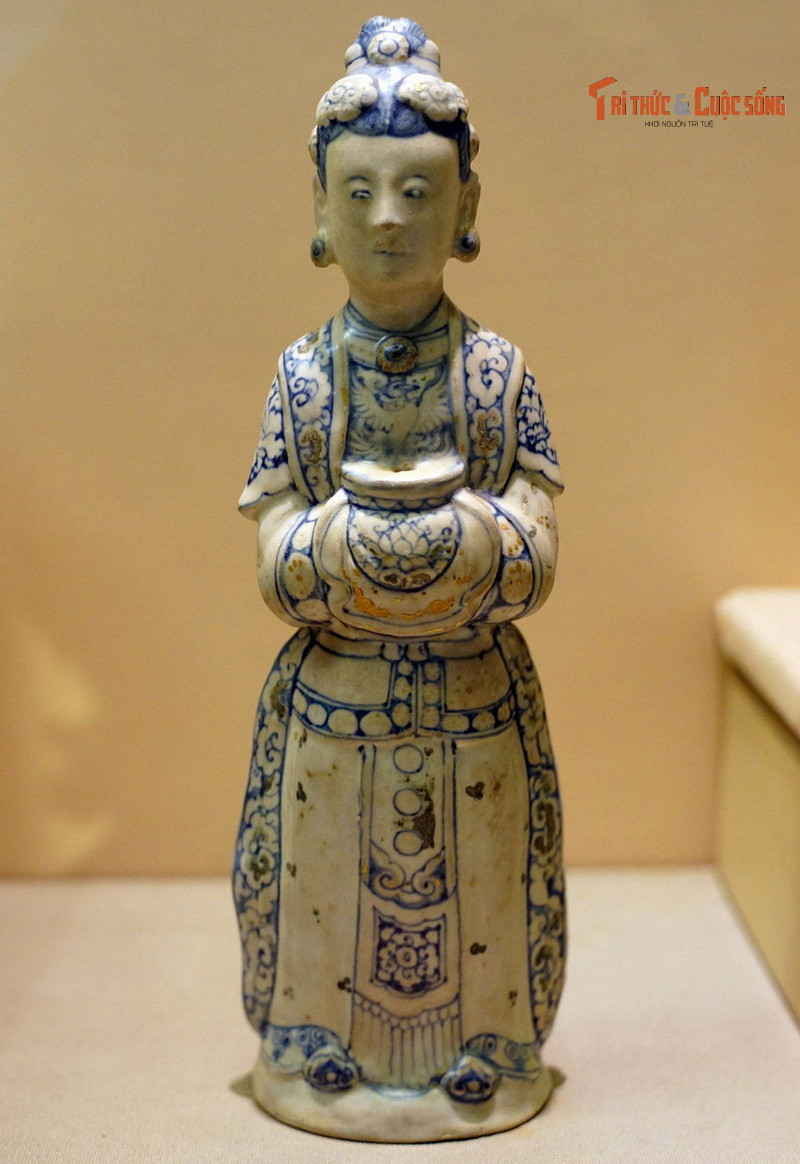 Tượng nữ quý tộc bằng gốm men nhiều màu, triều Lê sơ, thế kỷ 15, lò gốm Chu Đậu, Nam Sách, Hải Dương. Hiện vật của Bảo tàng Lịch sử Quốc gia.