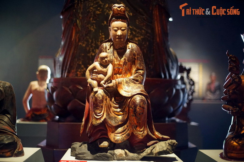 Tượng Quan Âm Tống Tử bằng gỗ sơn thếp vàng, có niên đại vào thế kỷ 19. Hiện vật của Bảo tàng Lịch sử TP HCM.