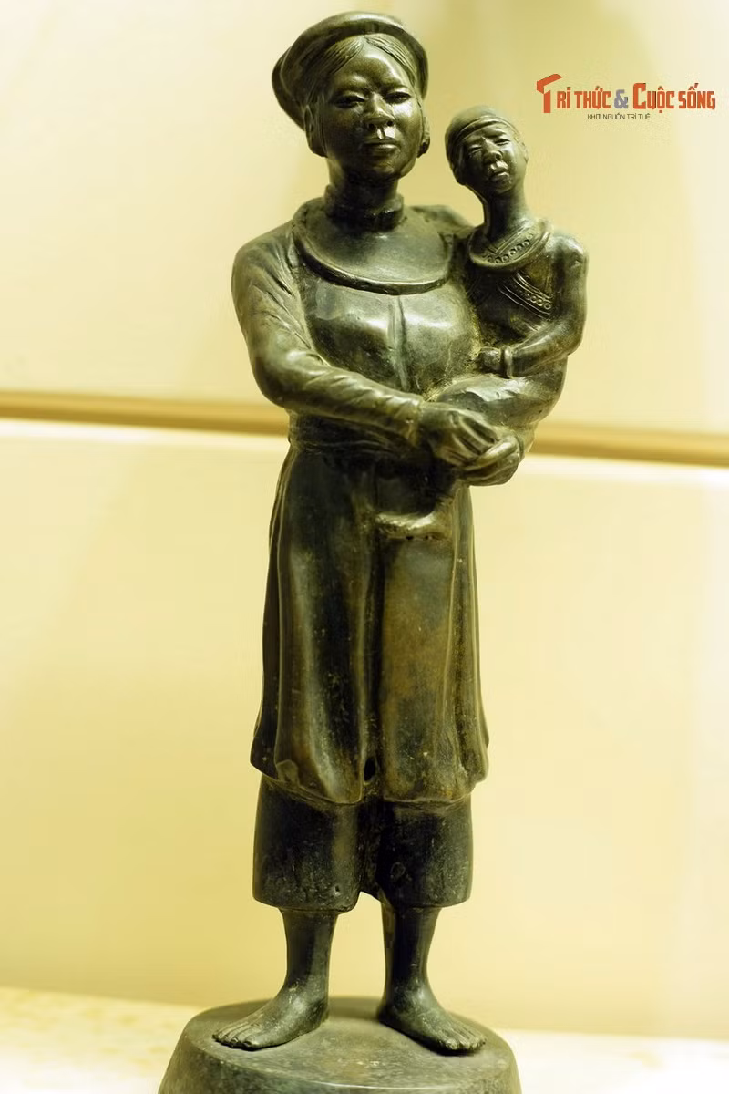 Tượng người phụ nữ nông thôn Việt Nam bế con bằng đồng do sinh viên trường Cao đẳng Mỹ thuật Đông Dương (nay là trường Đại học Mỹ thuật Việt Nam) tạo tác đầu thế kỷ 20. Hiện vật của Bảo tàng Lịch sử Quốc gia.