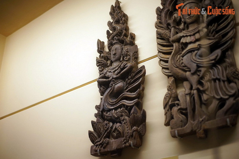 Bức chạm tiên nữ cưỡi rồng có niên đại từ thời Lê trung hưng, thế kỷ 17. Hiện vật của Bảo tàng Lịch sử Quốc gia.