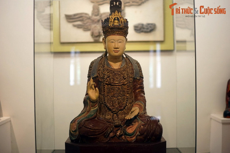 Bảo vật quốc gia - Tượng Hoàng hậu Trịnh Thị Ngọc Trúc, có niên đại từ thời Lê trung hưng, thế kỷ 17. Hiện vật của Bảo tàng Mỹ thuật Việt Nam.