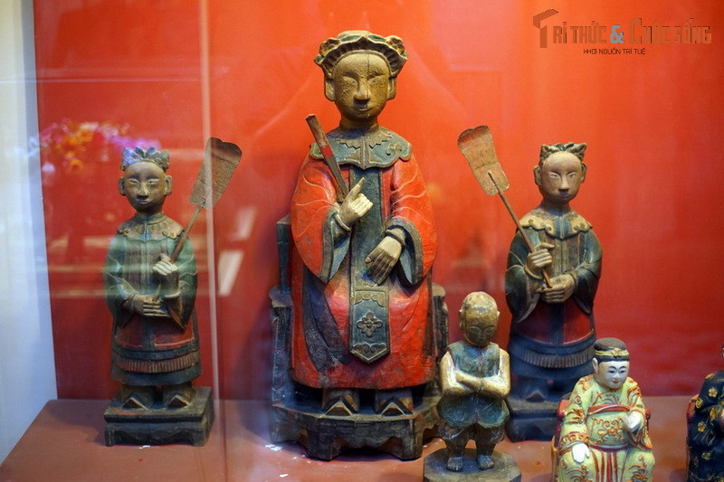 Tượng Linh Sơn Thánh Mẫu và hai hầu nữ bằng gỗ, niên đại đầu thế kỷ 20. Hiện vật của Bảo tàng Thành phố Hồ Chí Minh.