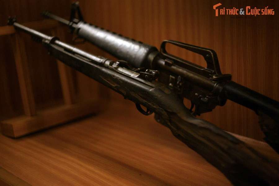 Súng tiểu liên AR15 của Anh hùng Lực lượng Vũ trang Nhân dân Lê Thị Hồng Gấm và súng trường carbin của Anh hùng Lực lượng Vũ trang Nhân dân Nguyễn Thị Út (chị Út Tịch) sử dụng trong kháng chiến chống Mỹ. Hiện vật của Bảo tàng Phụ nữ Nam Bộ (TP HCM).