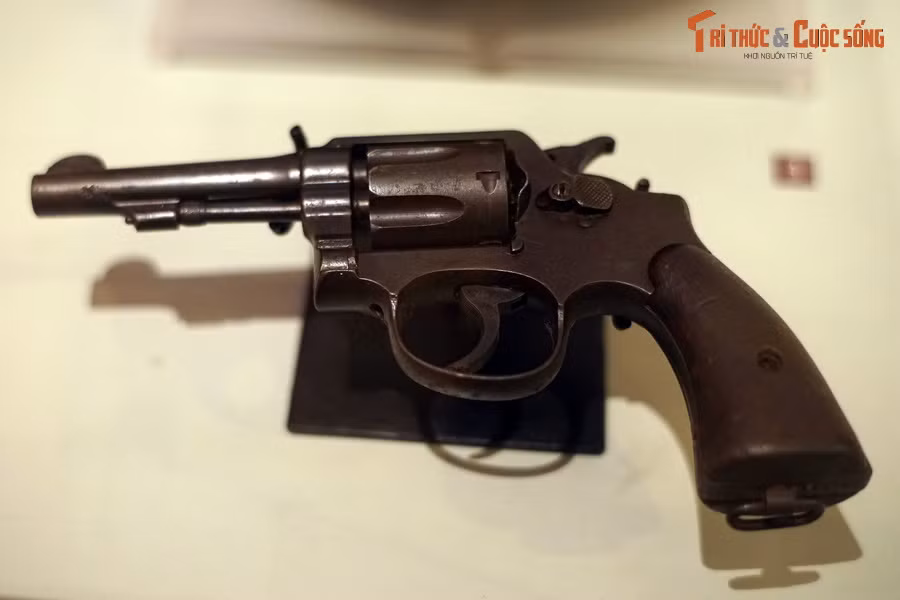 Súng lục bà Hà Thị Quế (nhà cách mạng lão thành, nguyên Chủ tịch Hội Liên hiệp Phụ nữ Việt Nam) dùng giành chính quyền ở Yên Thế (Bắc Giang) năm 1945. Hiện vật của Bảo tàng Phụ nữ Việt Nam (Hà Nội).