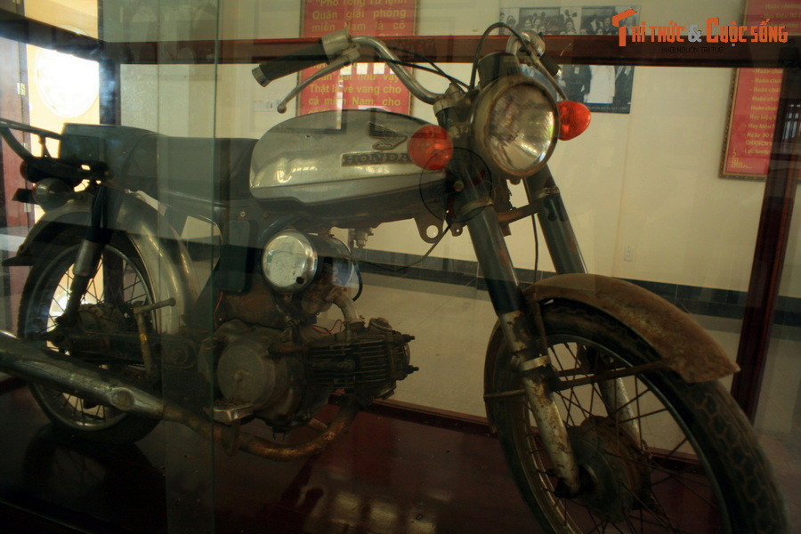 Chiếc xe gắn máy tướng Nguyễn Thị Định (Anh hùng Lực lượng Vũ trang Nhân dân, nguyên Phó Tư lệnh Chiến dịch Hồ Chí Minh, nguyên Phó Chủ tịch Hội đồng Nhà nước Việt Nam) sử dụng khi công tác tại Trung ương Cục miền Nam, tỉnh Tây Ninh trong thời kỳ chống Mỹ xâm lược. Hiện vật của Khu lưu niệm Nguyễn Thị Định (Bến Tre).