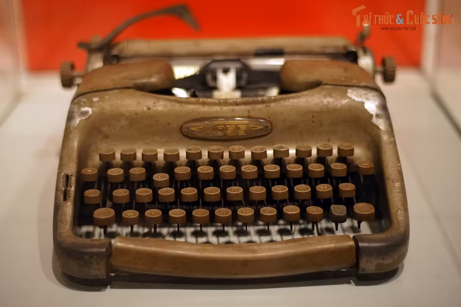 Máy chữ bà Ngô Bá Thành (nguyên Chủ tịch Ủy ban Phụ nữ đòi quyền sống, nguyên Phó Chủ tịch Hội Liên hiệp Phụ nữ Việt Nam, nguyên Chủ nhiệm Ủy ban Pháp luật Quốc hội) dùng để đánh tài liệu ở Sài Gòn thời kháng chiến chống Mỹ. Hiện vật của Bảo tàng Phụ nữ Việt Nam (Hà Nội).