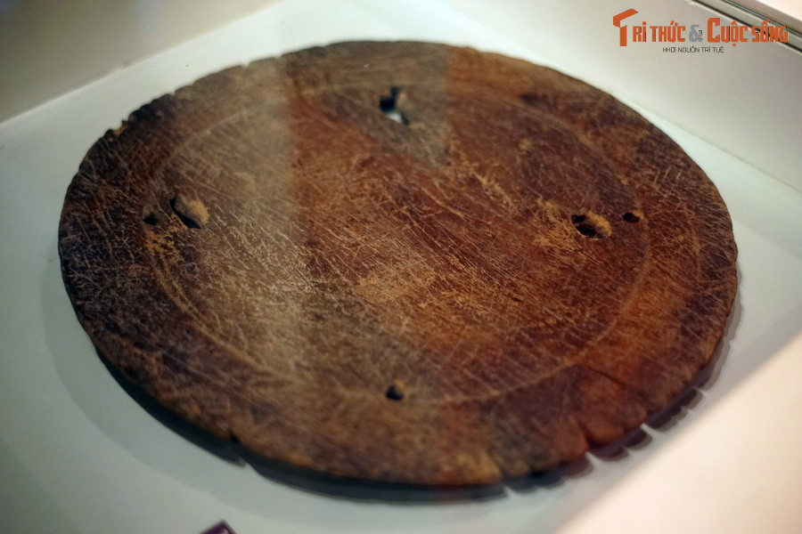 Mâm gỗ nhà cách mạng Nguyễn Thị Minh Khai dùng để in truyền đơn. Hiện vật của Bảo tàng Phụ nữ Việt Nam (Hà Nội).