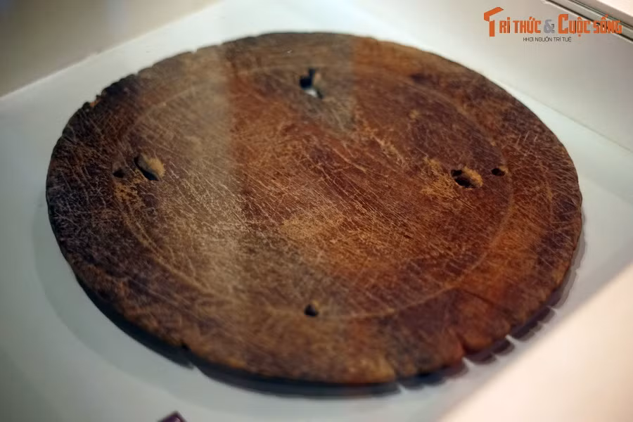 Mâm gỗ nhà cách mạng Nguyễn Thị Minh Khai dùng để in truyền đơn. Hiện vật của Bảo tàng Phụ nữ Việt Nam (Hà Nội).