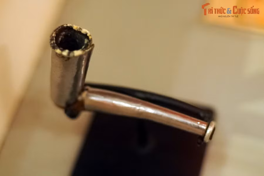 Tẩu thuốc người yêu tặng bà Hồ Kan Lịch (người dân tộc Pa Kô, huyện A Lưới, Thừa Thiên Huế), người phụ nữ dân tộc thiểu số đầu tiên ở Việt Nam được phong tặng danh hiệu Anh hùng Lực lượng Vũ trang Nhân dân nhờ thành tích chiến đấu xuất sắc trong cuộc kháng chiến chống Mỹ. Hiện vật của Bảo tàng Phụ nữ Việt Nam (Hà Nội).