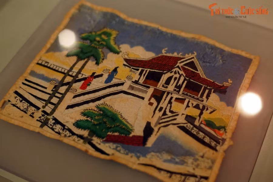 Bức thêu "Chùa một cột" bà Võ Thị Thắng thực hiện ở nhà tù Côn Đảo thời kháng chiến chống Mỹ. Hiện vật của Bảo tàng Phụ nữ Việt Nam (Hà Nội).