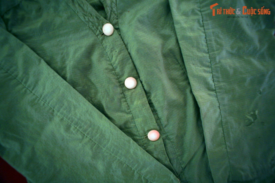 Chiếc áo gió tướng Nguyễn Thị Định đã sử dụng thời gian công tác tại Khu 2, tỉnh Đồng Tháp từ năm 1962-1963. Hiện vật của Khu lưu niệm Nguyễn Thị Định (Bến Tre).