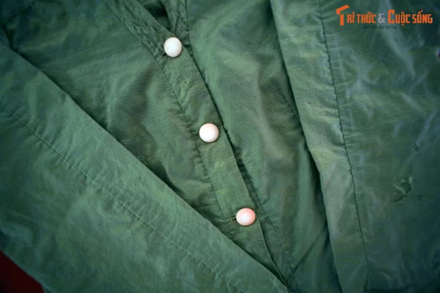 Chiếc áo gió tướng Nguyễn Thị Định đã sử dụng thời gian công tác tại Khu 2, tỉnh Đồng Tháp từ năm 1962-1963. Hiện vật của Khu lưu niệm Nguyễn Thị Định (Bến Tre).