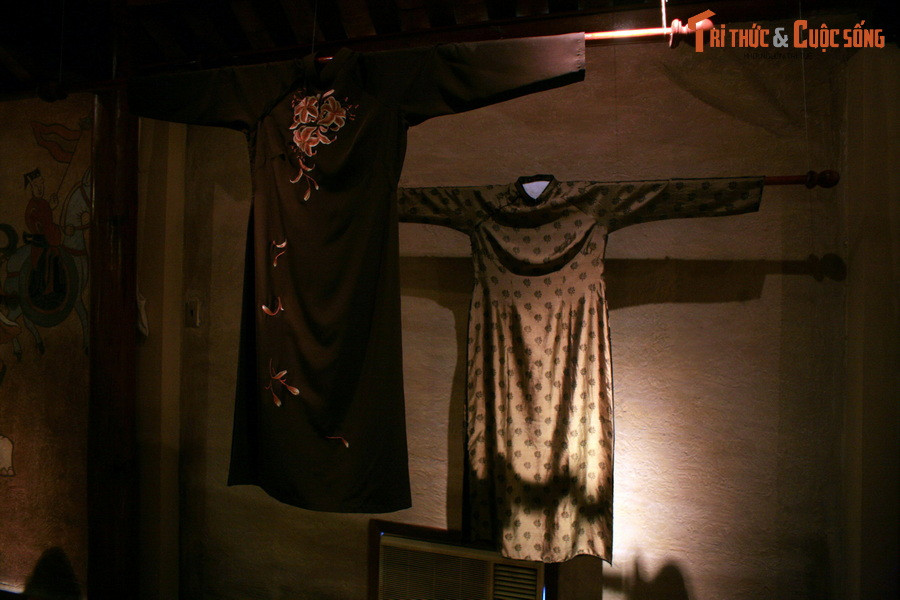 Từ trái sang phải: Áo dài của bà Nguyễn Thị Bình (nguyên Bộ trưởng Ngoại giao, nguyên Phó Chủ tịch nước) và bà Tôn Nữ Thị Ninh (nguyên Phó Chủ nhiệm Ủy ban Đối ngoại Quốc hội), hai nhà ngoại giao nữ nổi bật của Việt Nam trong thế kỷ 20. Hiện vật của Bảo tàng Áo dài (TP HCM).