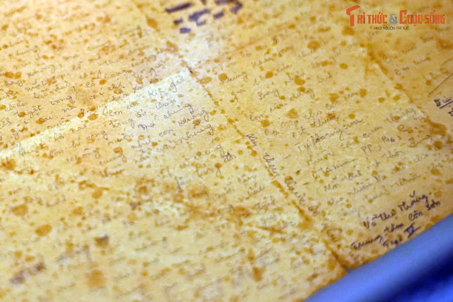 Thư của bà Võ Thị Thắng (Anh hùng Lực lượng Vũ trang Nhân dân, nguyên Phó Chủ tịch Hội Liên hiệp Phụ nữ Việt Nam, nguyên Tổng cục trưởng Tổng cục Du lịch) gửi về gia đình từ nhà tù Côn Đảo thời kháng chiến chống Mỹ. Hiện vật của Bảo tàng Phụ nữ Việt Nam (Hà Nội).