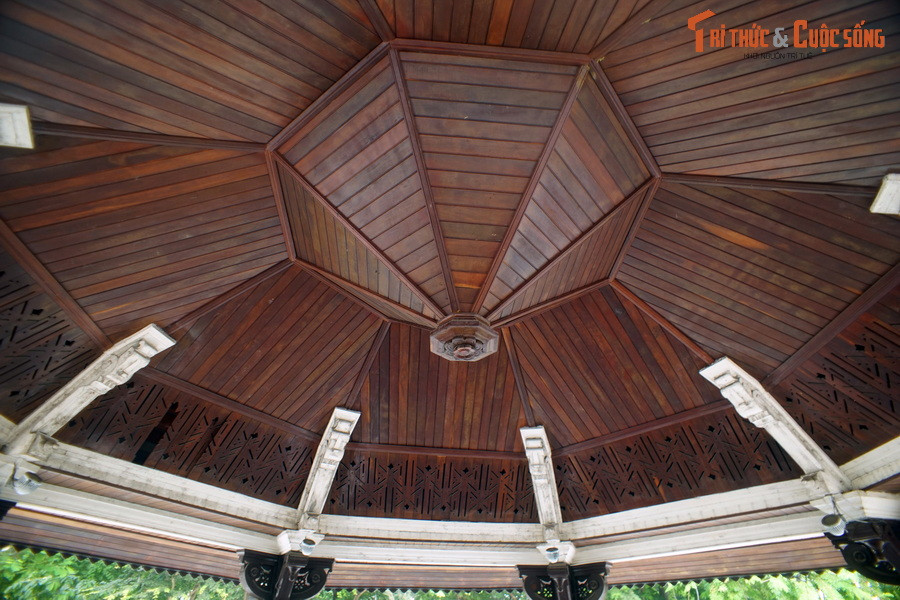 Trải qua hơn 120 năm tồn tại, nhà kèn đã được tu sửa nhiều lần nhưng vẫn giữ được kiến trúc xưa, là sự kết hợp thú vị giữa những đường nét kiến trúc phương Tây với kiến trúc truyền thống Việt Nam.