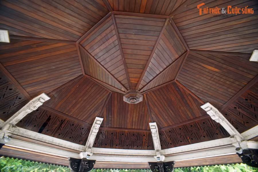 Trải qua hơn 120 năm tồn tại, nhà kèn đã được tu sửa nhiều lần nhưng vẫn giữ được kiến trúc xưa, là sự kết hợp thú vị giữa những đường nét kiến trúc phương Tây với kiến trúc truyền thống Việt Nam.