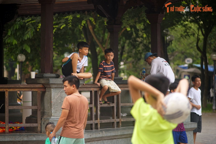 Đặc biệt, chiều chủ nhật hàng tuần có lính quân nhạc tới thổi kèn góp vui cho giới thượng lưu. Từ đó công trình này có tên là Nhà kèn.