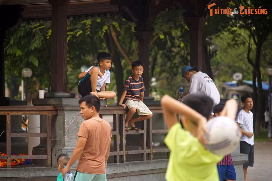 Đặc biệt, chiều chủ nhật hàng tuần có lính quân nhạc tới thổi kèn góp vui cho giới thượng lưu. Từ đó công trình này có tên là Nhà kèn.