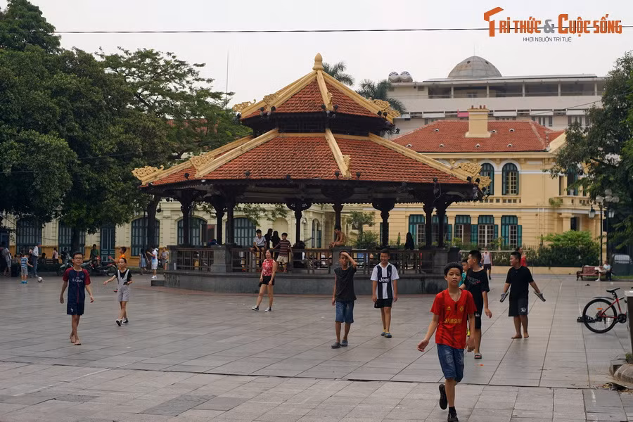 Ngày nay Nhà kèn là một công trình kiến trúc mang tính điểm nhấn của vườn hoa Lý Thái Tổ và bờ hồ Hoàn Kiếm.