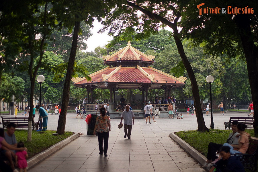 Lịch sử của công trình gắn liền với lịch sử vườn hoa Paul Bert, tiền thân của vườn hoa Lý Thái Tổ. Vườn hoa này khánh thành năm 1886, là vườn hoa kiểu hiện đại được xây dựng sớm nhất ở Hà Nội.