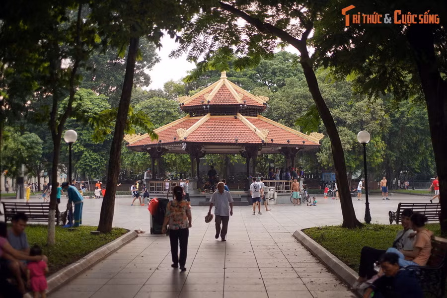 Lịch sử của công trình gắn liền với lịch sử vườn hoa Paul Bert, tiền thân của vườn hoa Lý Thái Tổ. Vườn hoa này khánh thành năm 1886, là vườn hoa kiểu hiện đại được xây dựng sớm nhất ở Hà Nội.