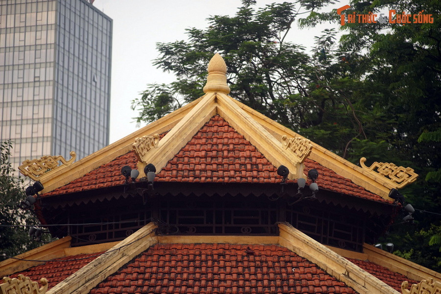 Yếu tố kiến trúc truyền thống Việt Nam là mặt bằng hình “bát quái", mái ngói có đầu đao và nhiều họa tiết trang trí bản địa.