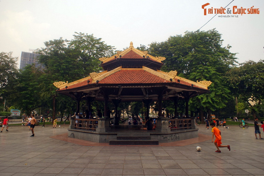 Để phục vụ nhu cầu vui chơi giải trí khiêu vũ ngoài trời của người Pháp, vào năm 1901 người ta cho dựng giữa vườn hoa một ngôi nhà bát giác dùng làm nơi hóng mát, đồng thời là nơi tập và biểu diễn của các dàn nhạc.