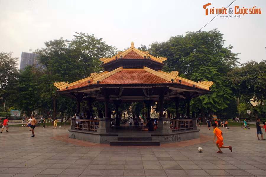 Để phục vụ nhu cầu vui chơi giải trí khiêu vũ ngoài trời của người Pháp, vào năm 1901 người ta cho dựng giữa vườn hoa một ngôi nhà bát giác dùng làm nơi hóng mát, đồng thời là nơi tập và biểu diễn của các dàn nhạc.