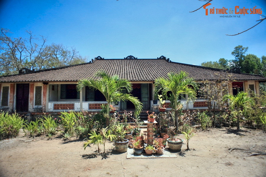  1. Nhà cổ trăm cột - Long An. Nằm ở huyện Cần Đước tỉnh Long An, nhà cổ trăm cột là một trong những ngôi nhà cổ nổi tiếng nhất Nam Bộ. Ngôi nhà được xây dựng vào năm 1901-1903, mang kiến trúc truyền thống của người Việt, có quy mô bề thế với diện tích mặt bằng 882 m2, được chống đỡ bằng 120 cây cột.