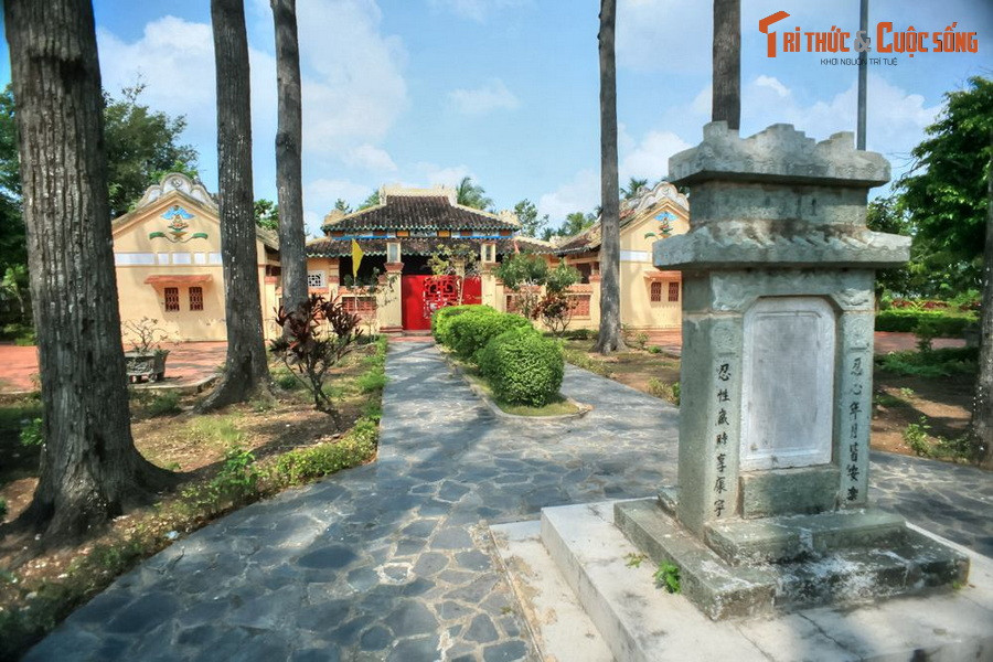  5. Văn Thánh Miếu Vĩnh Long - Vĩnh Long. Nằm ở thành phố Vĩnh Long, tỉnh Vĩnh Long, Văn Thánh Miếu Vĩnh Long là một trong ba Văn Thánh Miếu của vùng Nam Bộ, được nhà Nguyễn xây dựng nhằm đề cao Nho giáo. Công trình được xây dựng từ 1864-1866, đến nay vẫn giữ được những nét kiến trúc nguyên bản.