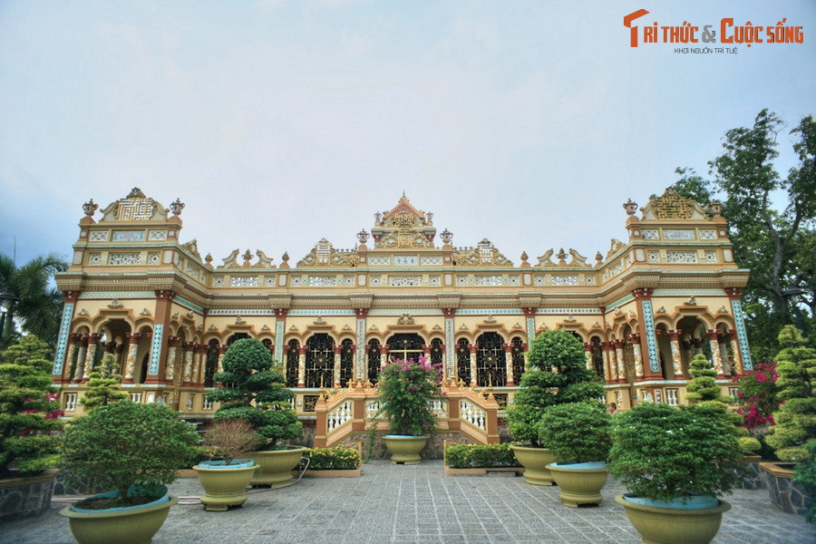  3. Chùa Vĩnh Tràng - Tiền Giang. Tọa lạc ở TP Mỹ Tho, tỉnh Tiền Giang, chùa Vĩnh Tràng được coi là ngôi chùa có kiến trúc độc đáo, nổi tiếng bậc nhất miền Tây Nam Bộ. Chùa hình thành từ đầu thế kỷ 19, mang một lối kiến trúc đặc sắc, là sự tổng hợp của các phong cách Pháp, La Mã, Thái, Miên, Chàm, Hoa và Việt.