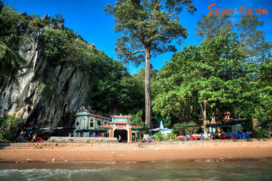  12. Chùa hang Hà Tiên - Kiên Giang. Tọa lạc nơi chân núi An Hải Sơn, thuộc địa phận huyện Kiên Lương, tỉnh Kiên Giang, chùa Hang là một di tích lịch sử và điểm hành hương nổi tiếng ở Nam Bộ. Chùa có từ thế kỷ 18, được xây dựa vào một hang động tự nhiên thông ra bờ biển gần thắng cảnh Hòn Phụ Tử.