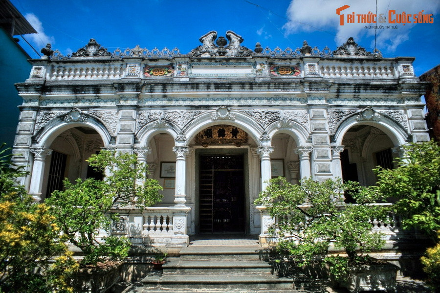  2. Nhà cổ Huỳnh Thủy Lê - Đồng Tháp. Tọa lạc tại TP Sa Đéc, tỉnh Đồng Tháp, nhà cổ Huỳnh Thủy Lê có từ năm 1895. Công trình này nổi tiếng với kiến trúc độc đáo, là bối cảnh của câu chuyện tình nổi tiếng thế giới giữa thiếu gia Hoa kiều Huỳnh Thủy Lê và cô gái Pháp Marguerite Duras.