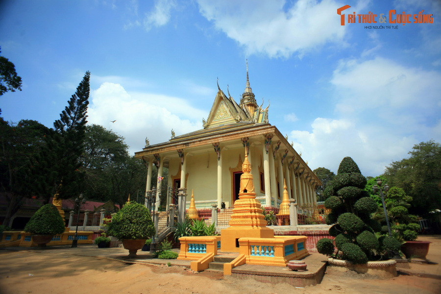 Tọa lạc tại khóm 3, thị trấn Châu Thành, thuộc huyện Châu Thành, tỉnh Trà Vinh, chùa Hang (tên chính thức là chùa Kompông Chrây) là một trong những ngôi chùa Khmer nổi tiếng nhất miền Tây Nam Bộ.