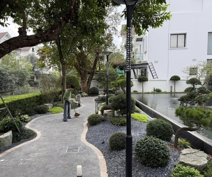 Vào dịp năm mới 2025, ca sĩ Nguyễn Trần Trung Quân trở về Hà Nội ăn Tết cùng gia đình. Anh đã đăng tải một số hình ảnh dọn dẹp nhà cửa, quét tước sân vườn, qua đó hé lộ không gian cơ ngơi của gia đình.