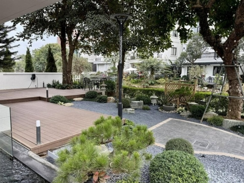 Khu vực thư giãn ngoài trời được lát sàn gỗ composite chống thấm, phù hợp với thời tiết và khí hậu miền Bắc.