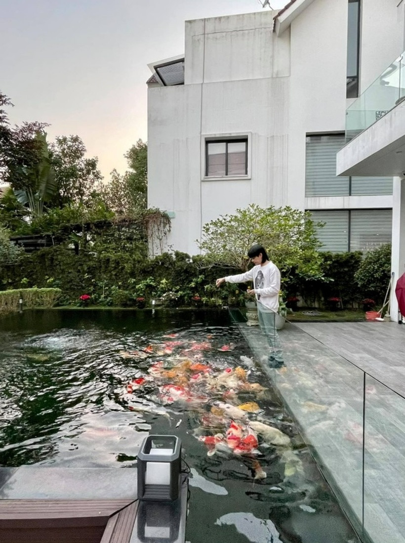 Đặc biệt, trong khuôn viên còn có một hồ cá Koi hoành tráng. Cạnh hồ đặt một bộ bàn ghế sân vườn kiểu dáng châu Âu, rất thích hợp để ngồi uống trà và thư giãn.