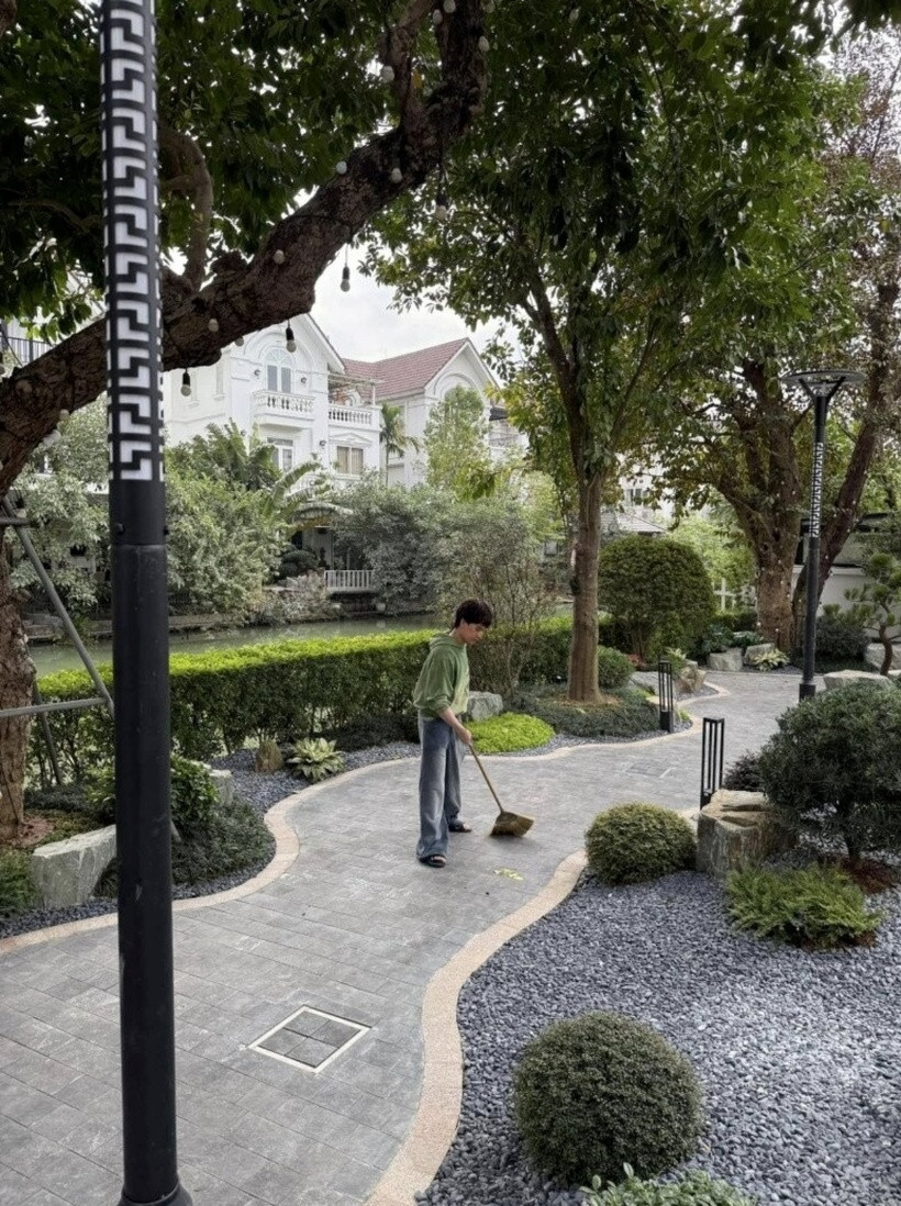 Khu vườn được thiết kế theo phong cách Nhật Bản với lối đi lát đá uốn lượn, kết hợp tiểu cảnh cây tỉa bonsai, đá tự nhiên và sỏi xám tạo nên tổng thể hài hòa, đem tới không gian thư giãn lý tưởng.