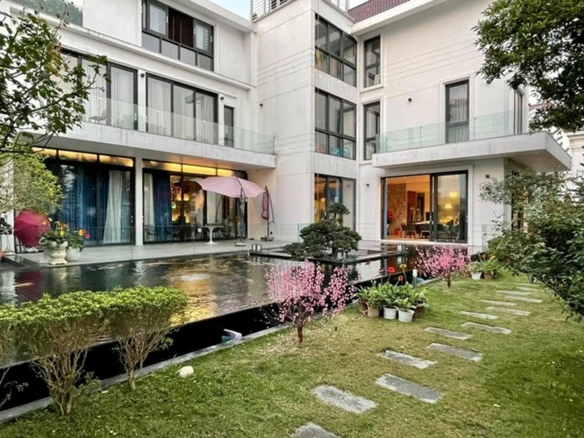 "Với mình Tết chính là 28-29-30 Tết, những ngày cận thời khắc giao thừa, thời gian cả gia đình trang trí cho tổ ấm của mình. Sinh ra và lớn lên ở Hà Nội, truyền thống gia đình từ bé tới giờ vẫn luôn gìn giữ. Những ngày này bên gia đình là tuyệt vời nhất. Nhìn ngắm hoa mai, hoa đào là thấy rạo rực. Mong năm mới thật bình an và rực rỡ đến với tất cả chúng ta", anh bộc bạch.