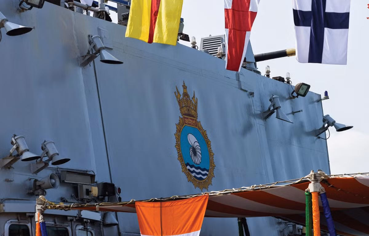 Trong khi đó, tháp chỉ huy được làm bằng vật liệu composite giúp giảm trọng lượng và tăng khả năng tàng hình.