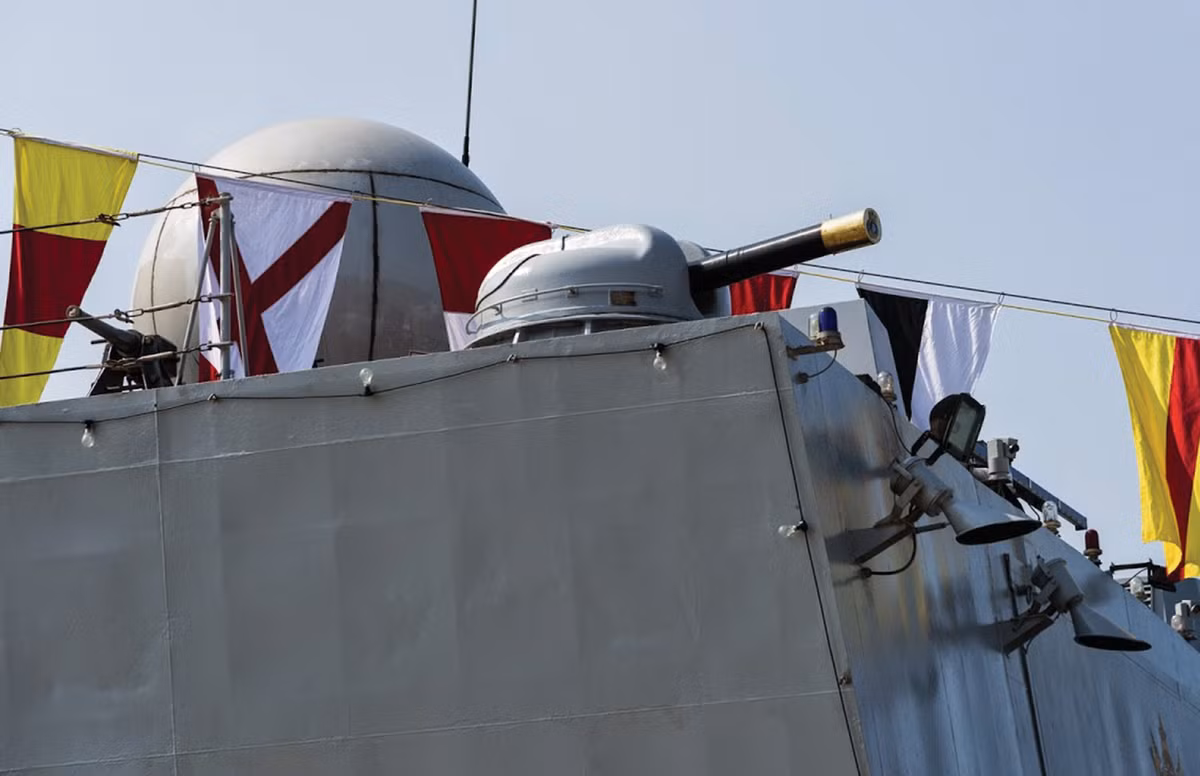 Pháo phòng không AK- 630 với tốc độ 6000 phát/phút được bố trí trên tàu.