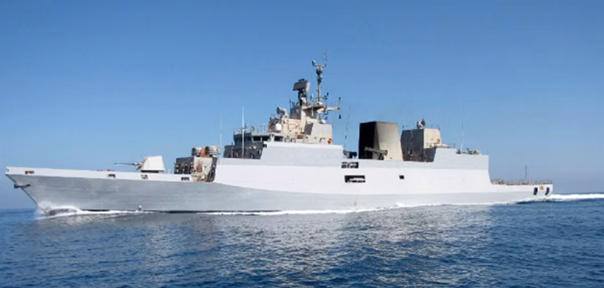 Tàu có chiều dài 109m, rộng 13,7m với lượng dãn nước toàn tải 3500 tấn, thủy thủ đoàn 190 người, vận tốc tối đa 25 hải lý/giờ (khoảng 46km/h), phạm vi hoạt động 4000 hải lý (khoảng 7400km).