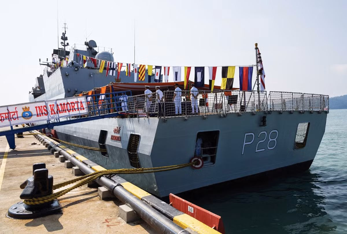 Phía đuôi tàu bố trí sân đỗ và khoang chứa một trực thăng săn ngầm.